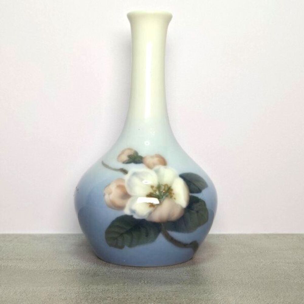 BING GRONDAHL B&G Royal Copenhagen Blue APPLE TWIG Porcelain Onion Neck Bud VASE